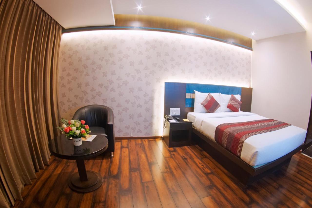 President Hotel Mysore Exteriör bild