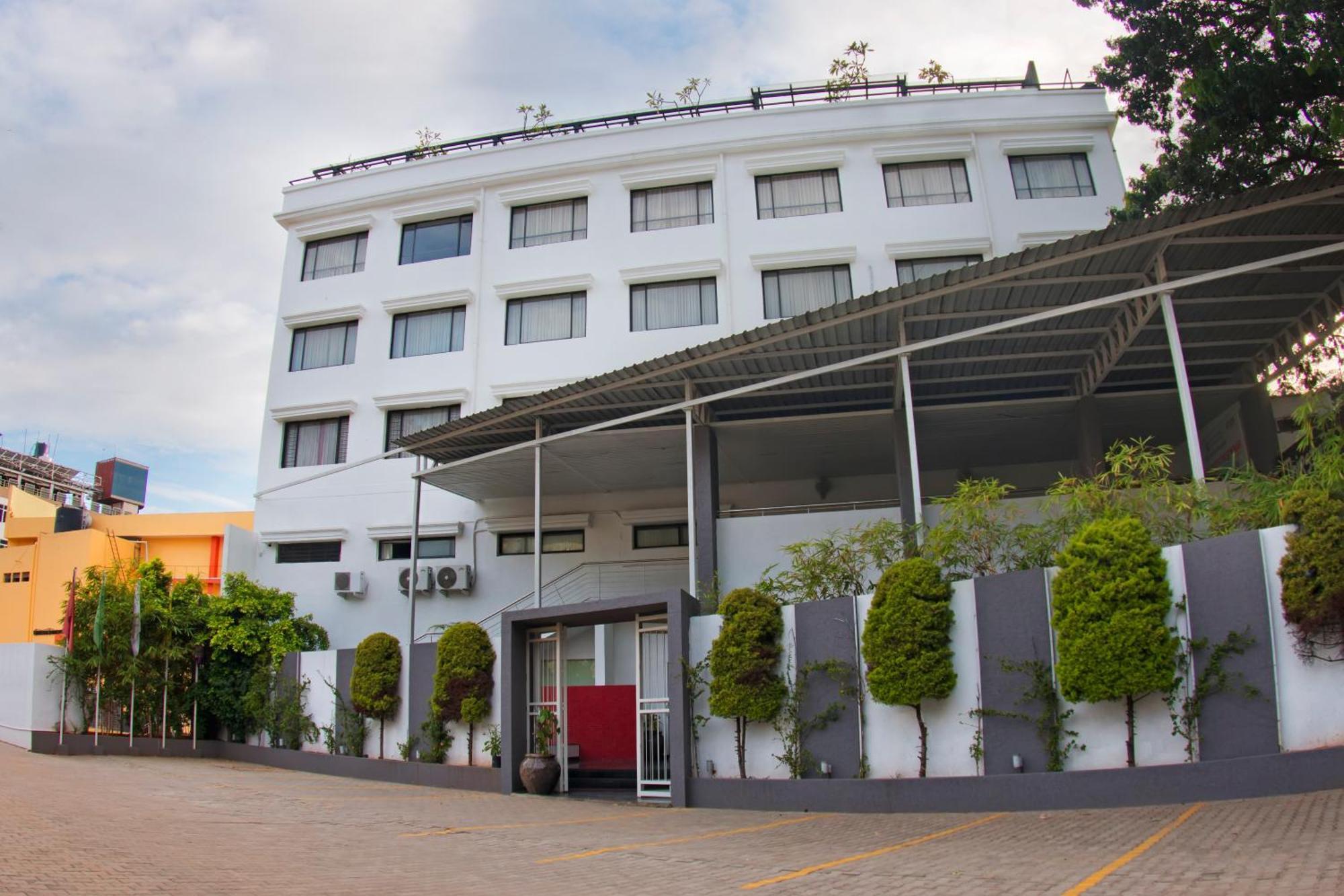 President Hotel Mysore Exteriör bild